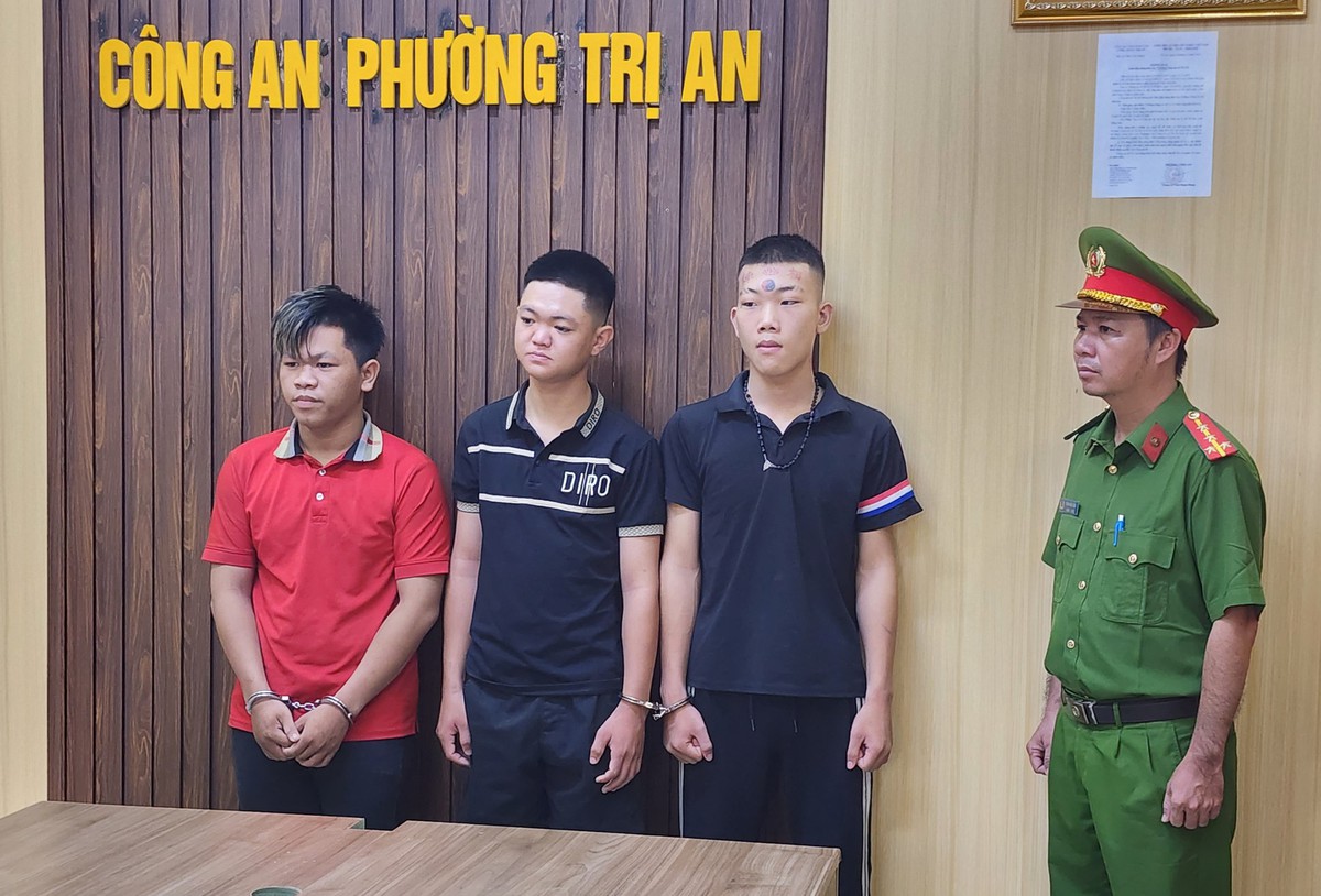 Khởi tố 4 thanh niên ném "bom xăng" phóng hỏa nhà dân để trả thù