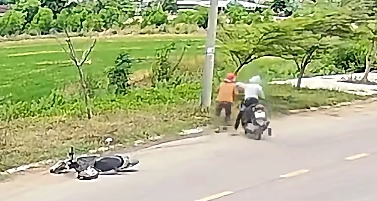 Giật dây chuyền vàng xong tên cướp quay lại đe doạ nạn nhân đưa nốt mặt dây