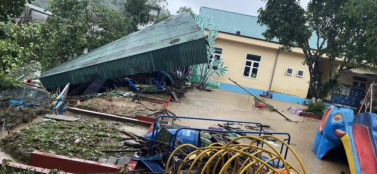 Dông lốc quét qua Quảng Ninh, cuốn bay mái tôn nhà dân