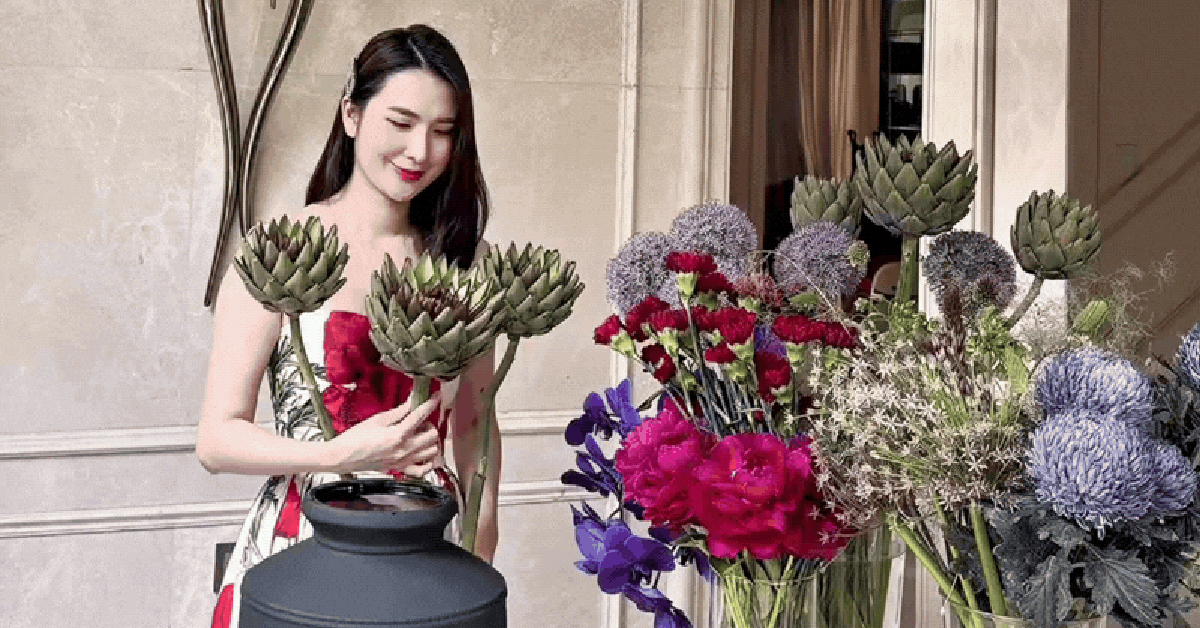 Nhìn phú bà Ngọc Loan mê mẩn cắm atiso khổng lồ, cư dân mạng xuýt xoa "đề nghị" mở ngay lớp dạy cắm hoa vì gu quá đỉnh