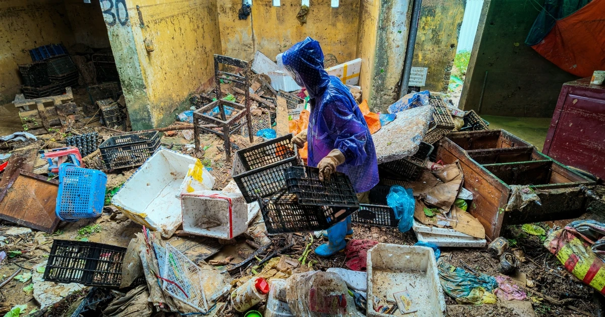 Nước lũ ngập đến cổ, tiểu thương ở Quảng Ninh mất trắng sau một đêm