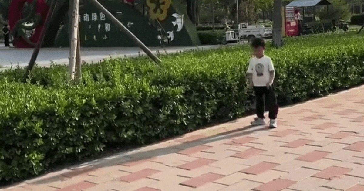 Mẹ bất ngờ phát hiện lý do con trai tiểu học liên tục "mất" cặp sách