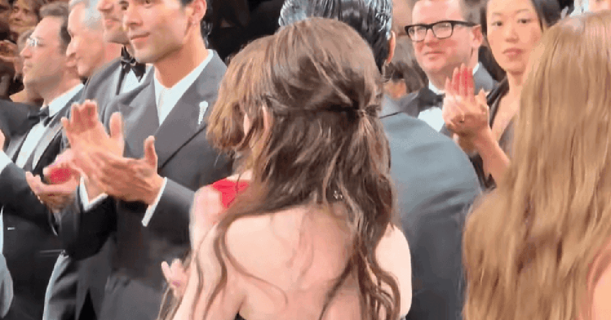 Nhìn mỹ nhân này ở thảm đỏ Cannes mới hiểu sexy tột độ là gì: Mặt đẹp dáng bốc, ngắm không thể dời mắt