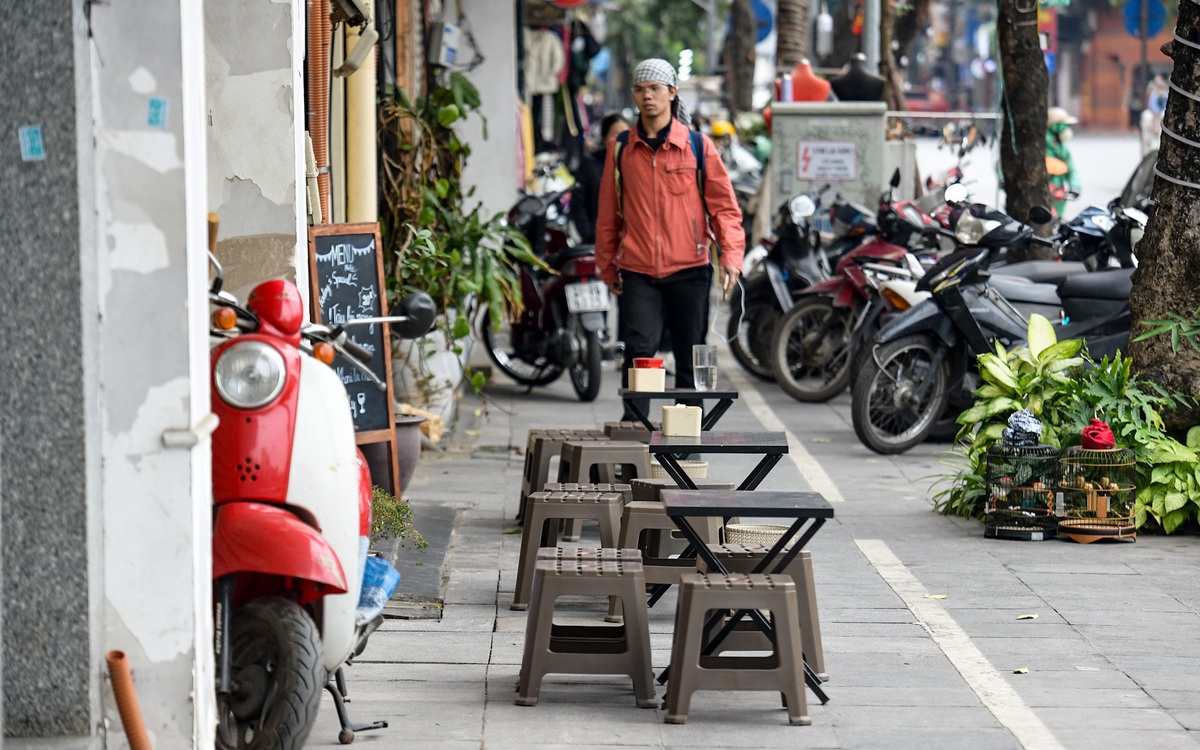 Tiểu thương phố cổ Hà Nội: "Thà trả phí để dùng vỉa hè đàng hoàng, còn hơn vừa buôn bán vừa thấp thỏm"