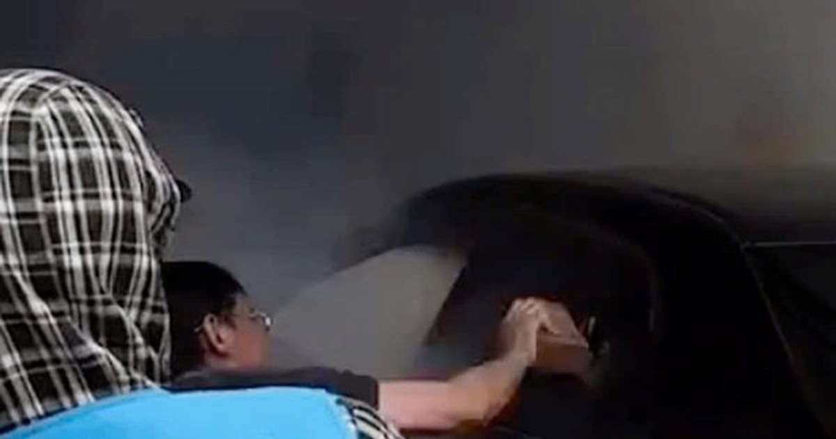 Ô tô tông vào cửa hàng tạp hóa bốc cháy, tài xế mắc kẹt bên trong