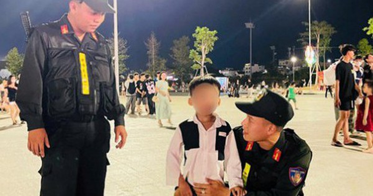 Cảnh sát cơ động hỗ trợ 2 bé trai đi lạc tìm lại người thân