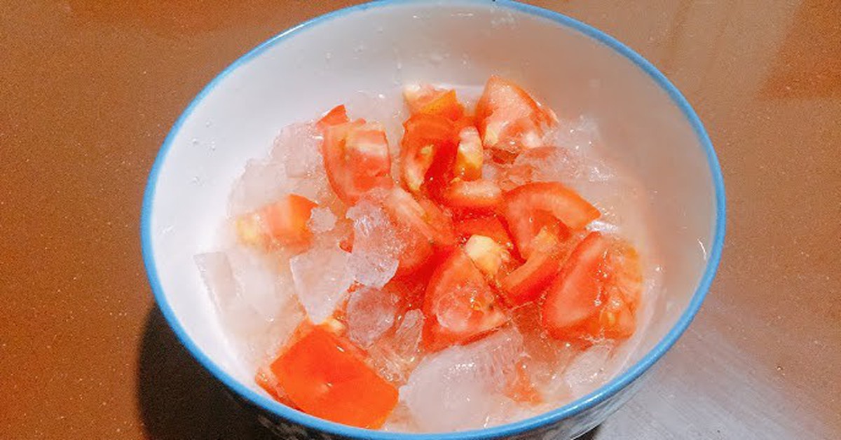 Người phụ nữ rất mê ăn cà chua với 1 loại gia vị, 3 tháng sau đi khám bác sĩ bối rối: "Cô đã ăn gì vậy?