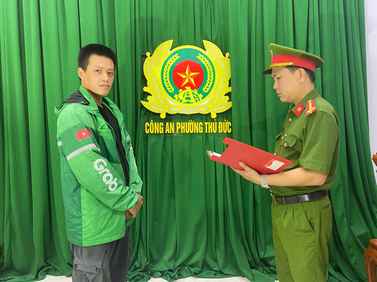 Thấy bạn gái cũ ngồi sau xe khác, thanh niên mặc áo xe ôm công nghệ "nổi máu điên" chặn đường đánh người ngã gục trên vỉa hè