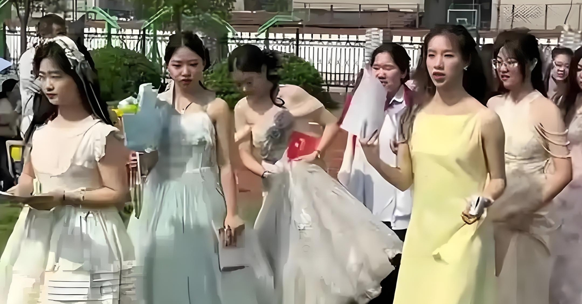 Nhiều nữ sinh mặc lộng lẫy dự lễ trưởng thành nhưng thản nhiên ngó lơ chai nước vứt chỏng chơ trên cỏ