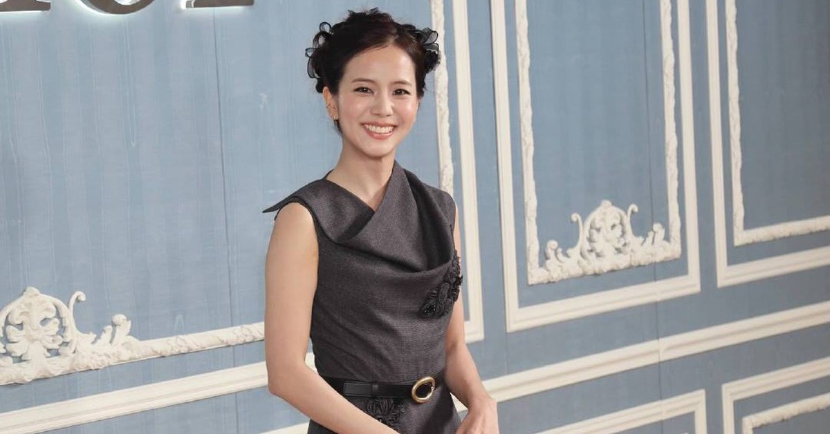 Sau cô bồi bàn, Dior cho Jisoo thành "mẹ chồng" với diện mạo mới