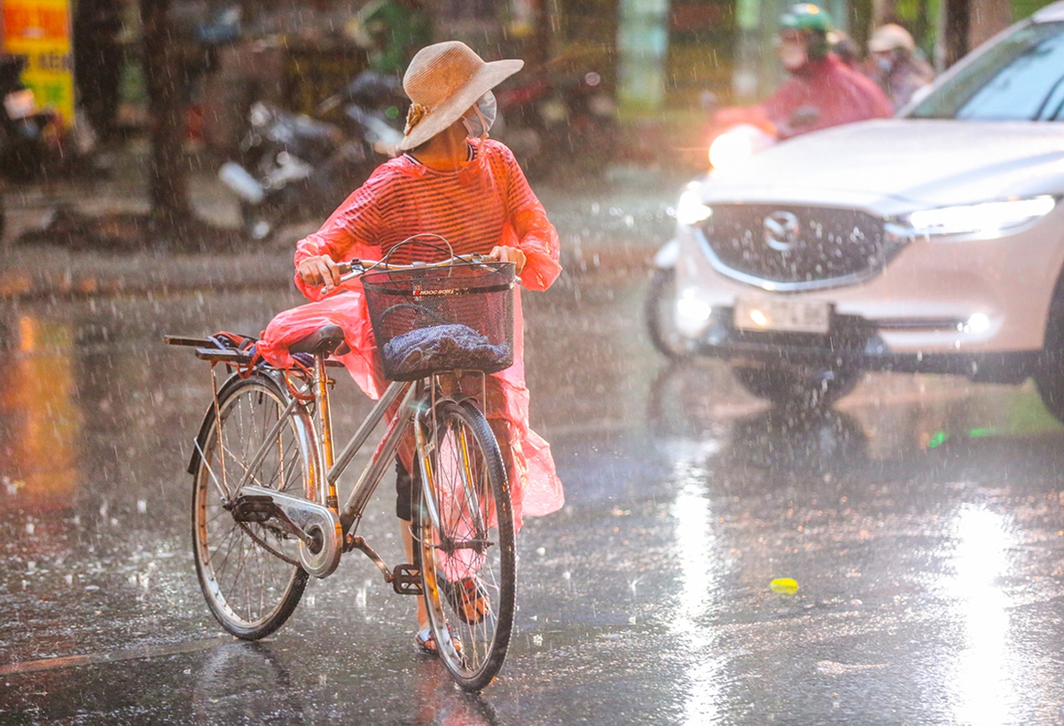 Miền Bắc và miền Trung sắp đón "mưa vàng" giải nhiệt, kết thúc đợt nắng cháy da