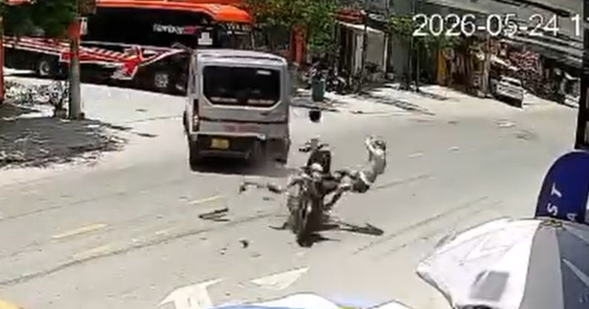 Hai thanh niên đi xe máy bay lên không trung sau khi tông xe 9 chỗ