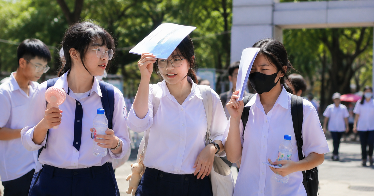 Sĩ tử thi lớp 10 căng mình giữa nắng nóng: 5 lưu ý để không kiệt sức