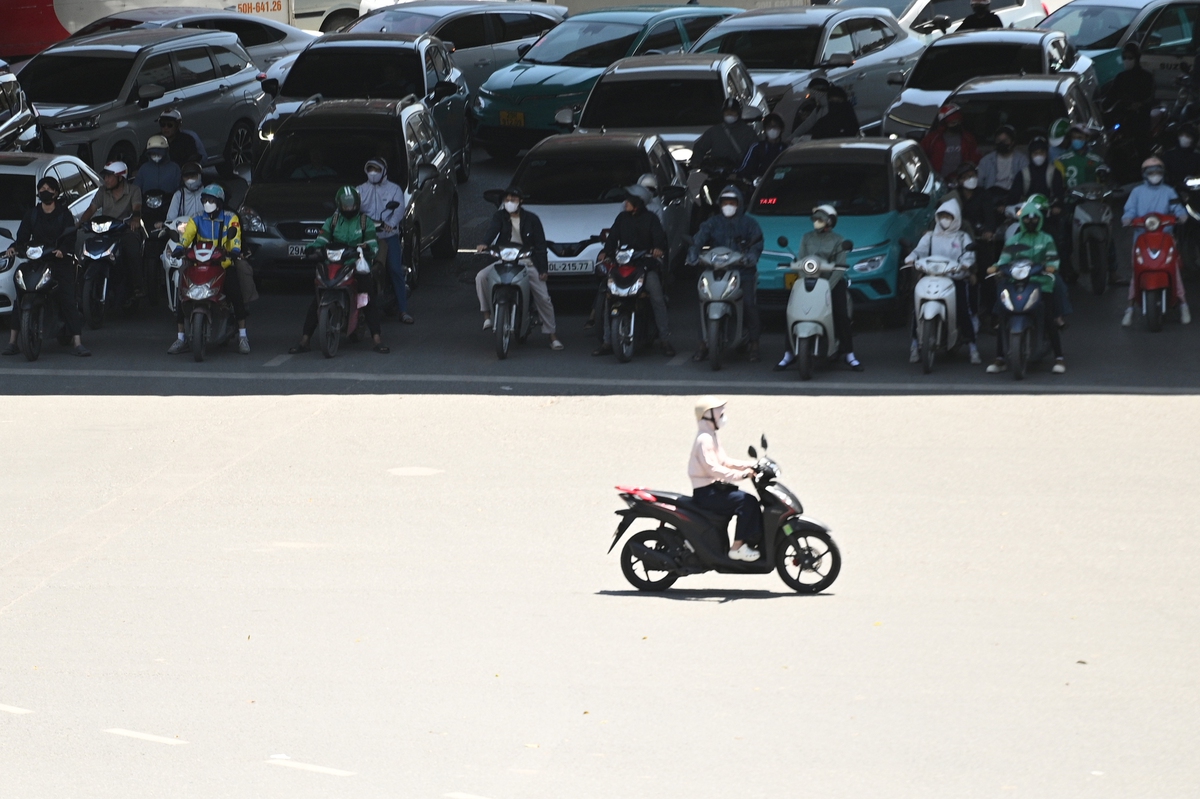 Hà Nội nắng nóng 40 độ C, người dân "né" ra đường giữa trưa