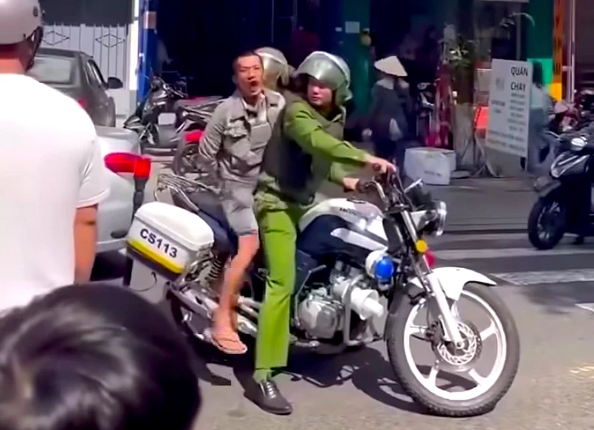 Cầm dao quắm vào trường tìm giáo viên nghi "dìm" điểm con mình