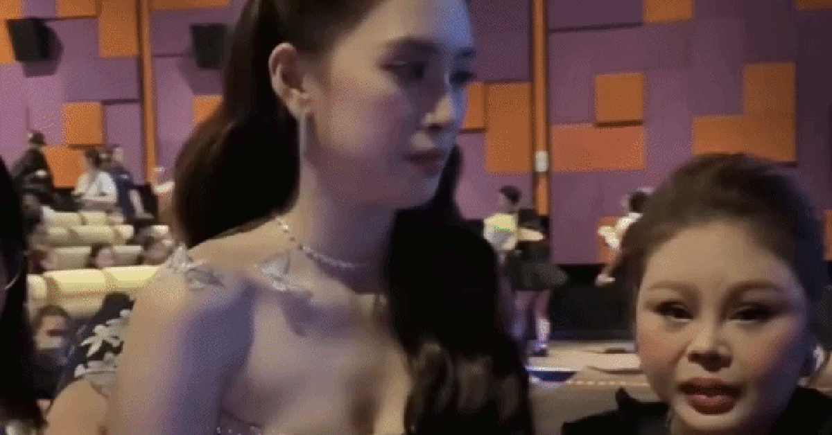 Lộ clip Lê Giang sượng trân vì bị mời ra khỏi rạp khi đang chụp hình với Tiểu Vy