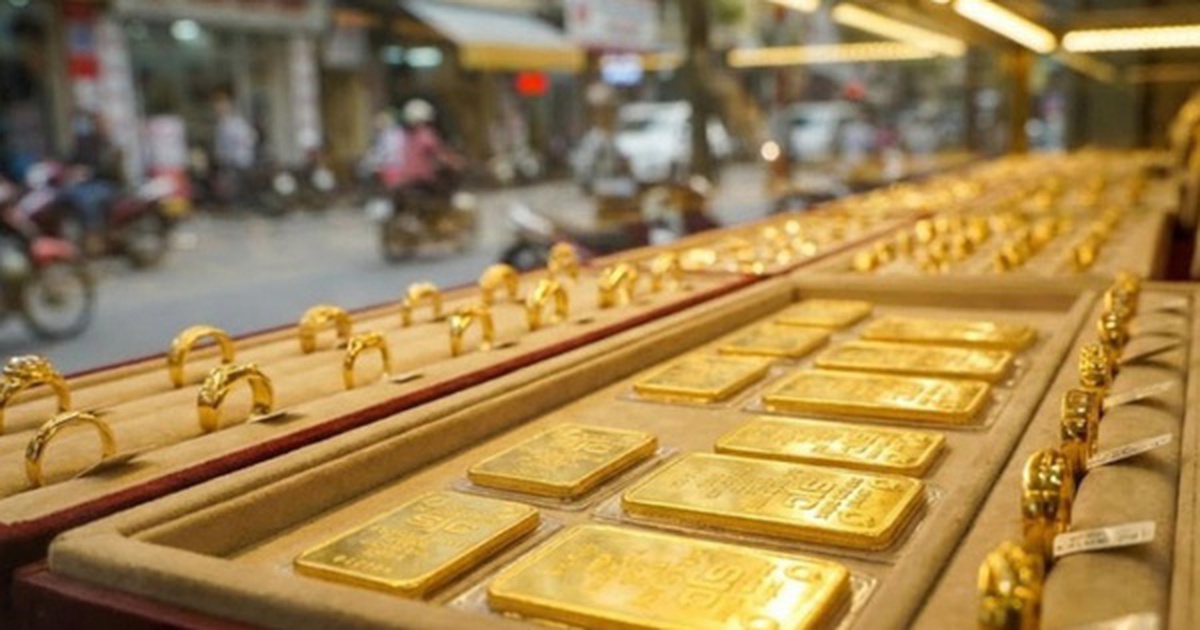 Giá vàng giảm chóng mặt, người 'đu đỉnh' đã lỗ bao nhiêu?
