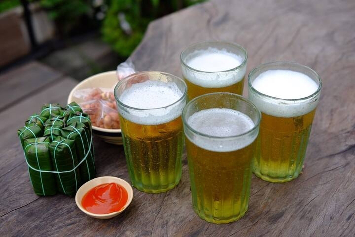 Trời nóng uống bia để giải nhiệt: Chuyên gia cảnh báo càng uống càng mất nước