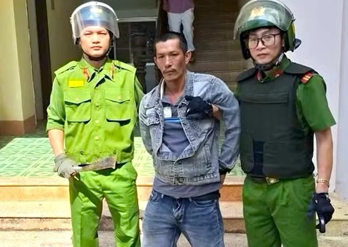 Tin mới vụ cầm dao quắm vào trường tìm giáo viên nghi "dìm" điểm con mình