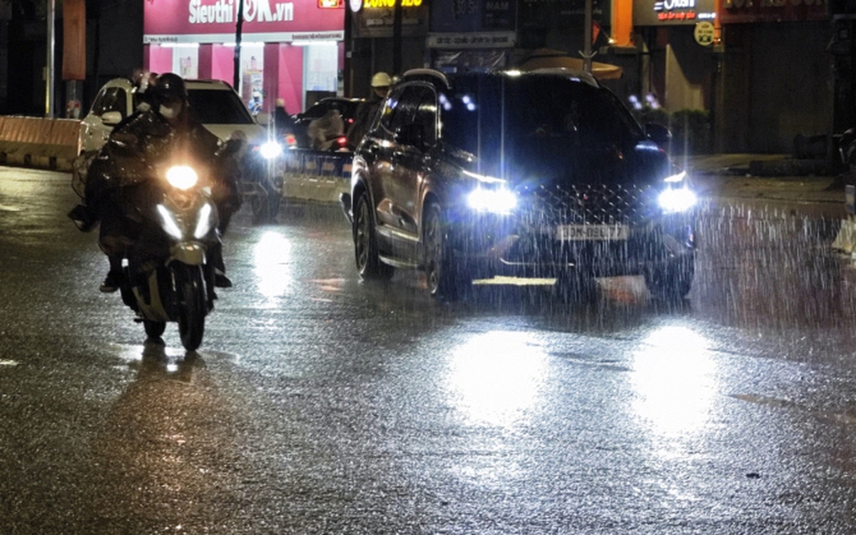 Chùm ảnh: Hà Nội đón "mưa vàng" giải nhiệt sau nhiều ngày nắng nóng kinh hoàng