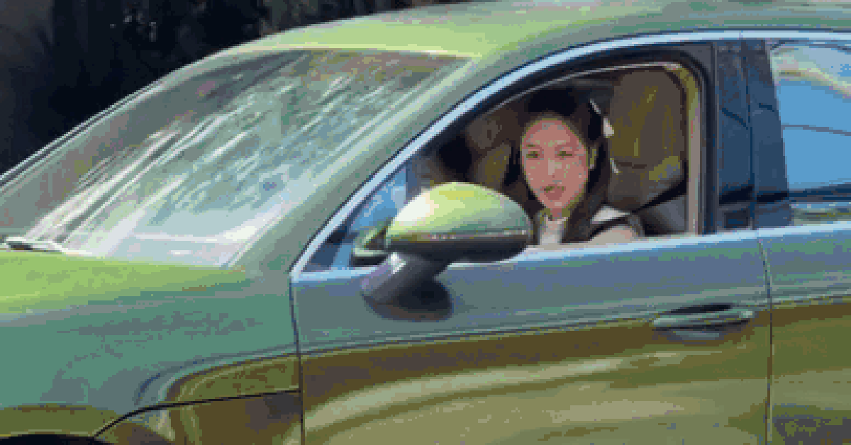 Mỹ nhân showbiz lái Porsche 5 tỷ: Gương mặt xinh phát sáng, style đời thường 0 điểm chê