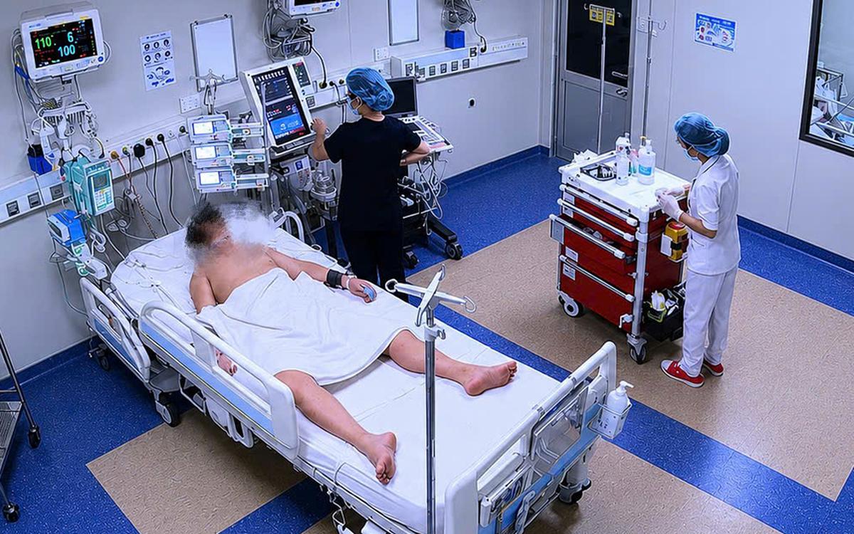 Bé trai 13 tuổi phải thở máy 3 ngày do nhiễm não mô cầu nặng: Bố mẹ hối hận vì không làm 1 việc