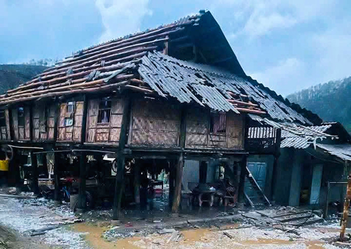 Dông lốc, mưa đá ở miền Bắc làm 5 người bị thương, 350 nhà tốc mái
