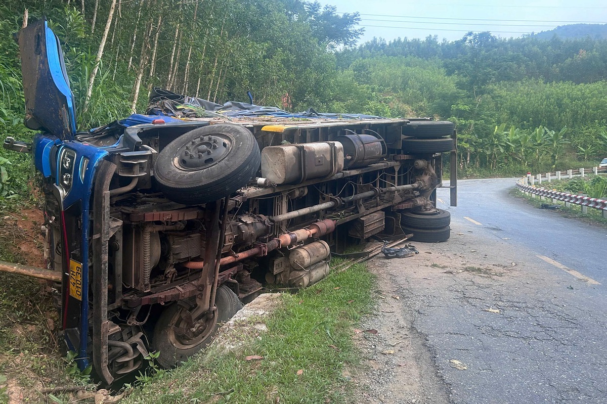 Lật xe tại đèo Violak, 2 người tử vong