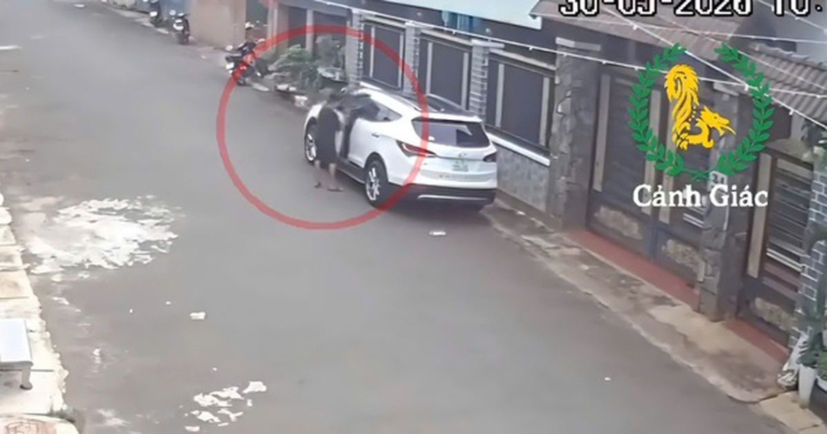 CLIP: Thót tim với bé trai 12 tuổi lái ô tô qua nhiều hẻm