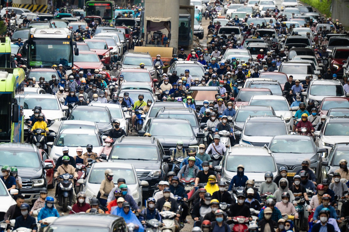Cảnh tượng trên đường phố Hà Nội và TP.HCM trong ngày đầu đi làm sau kỳ nghỉ lễ