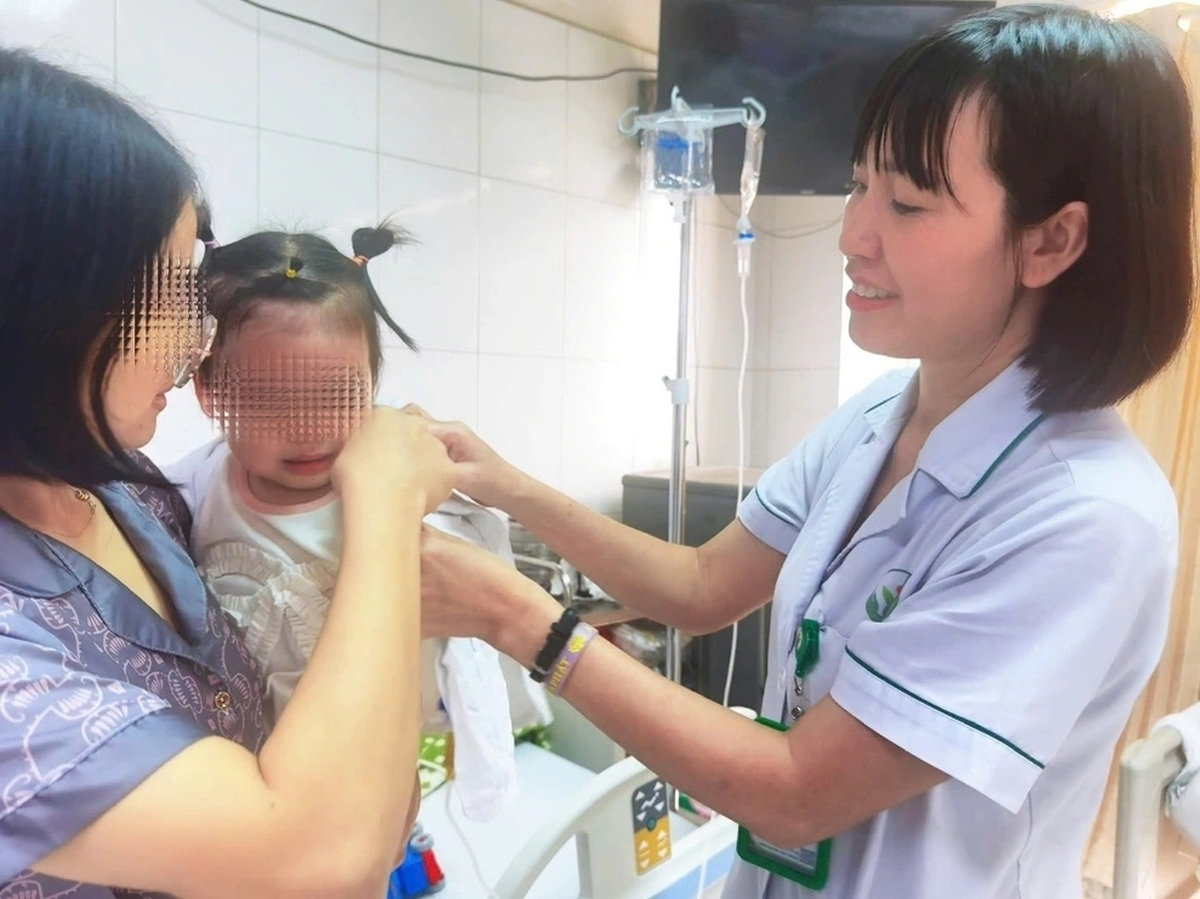 Xót xa bé gái 22 tháng tuổi bị chó tấn công nát mặt