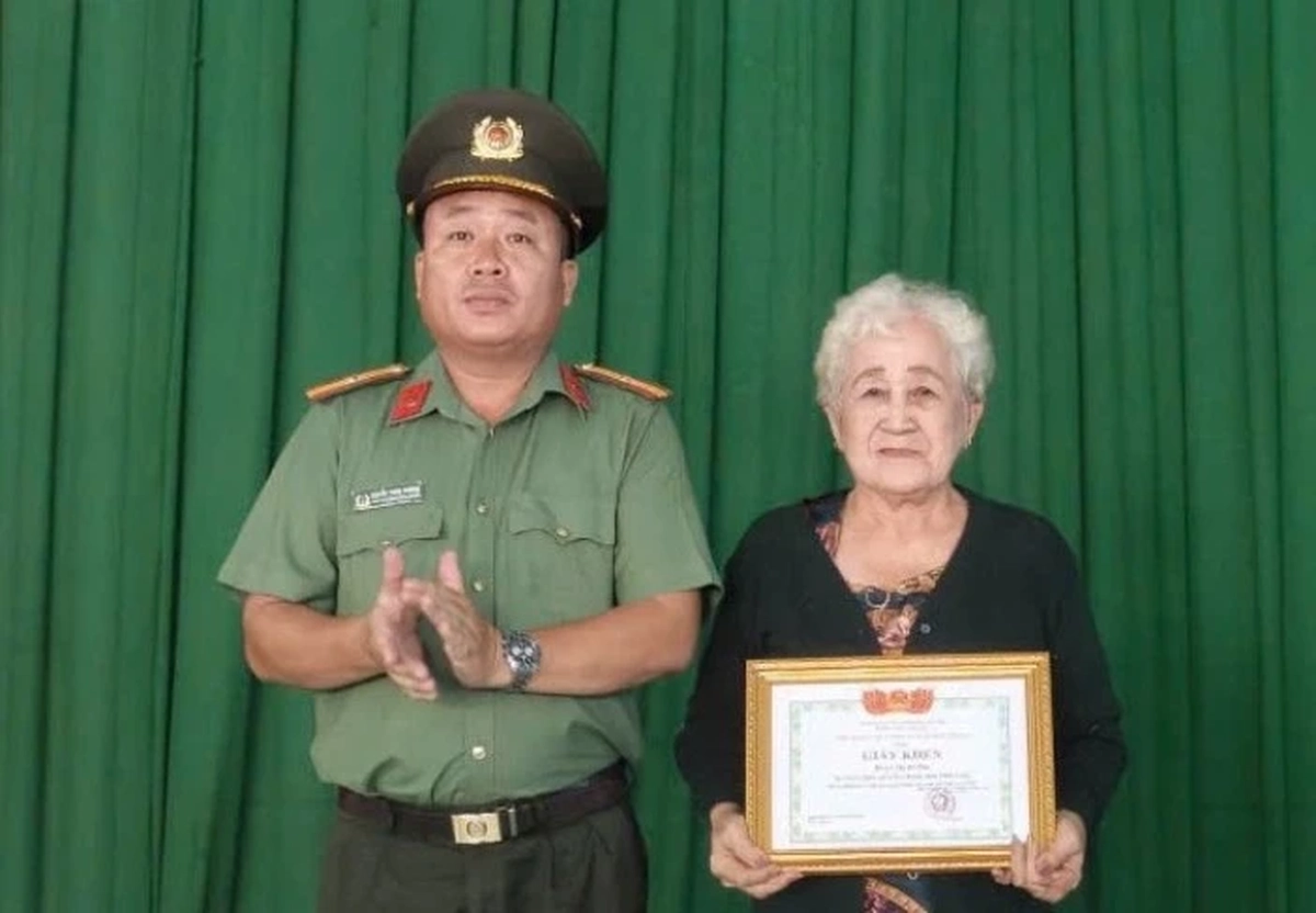 Tặng giấy khen cho cụ bà trả lại ví tiền 73 triệu đồng