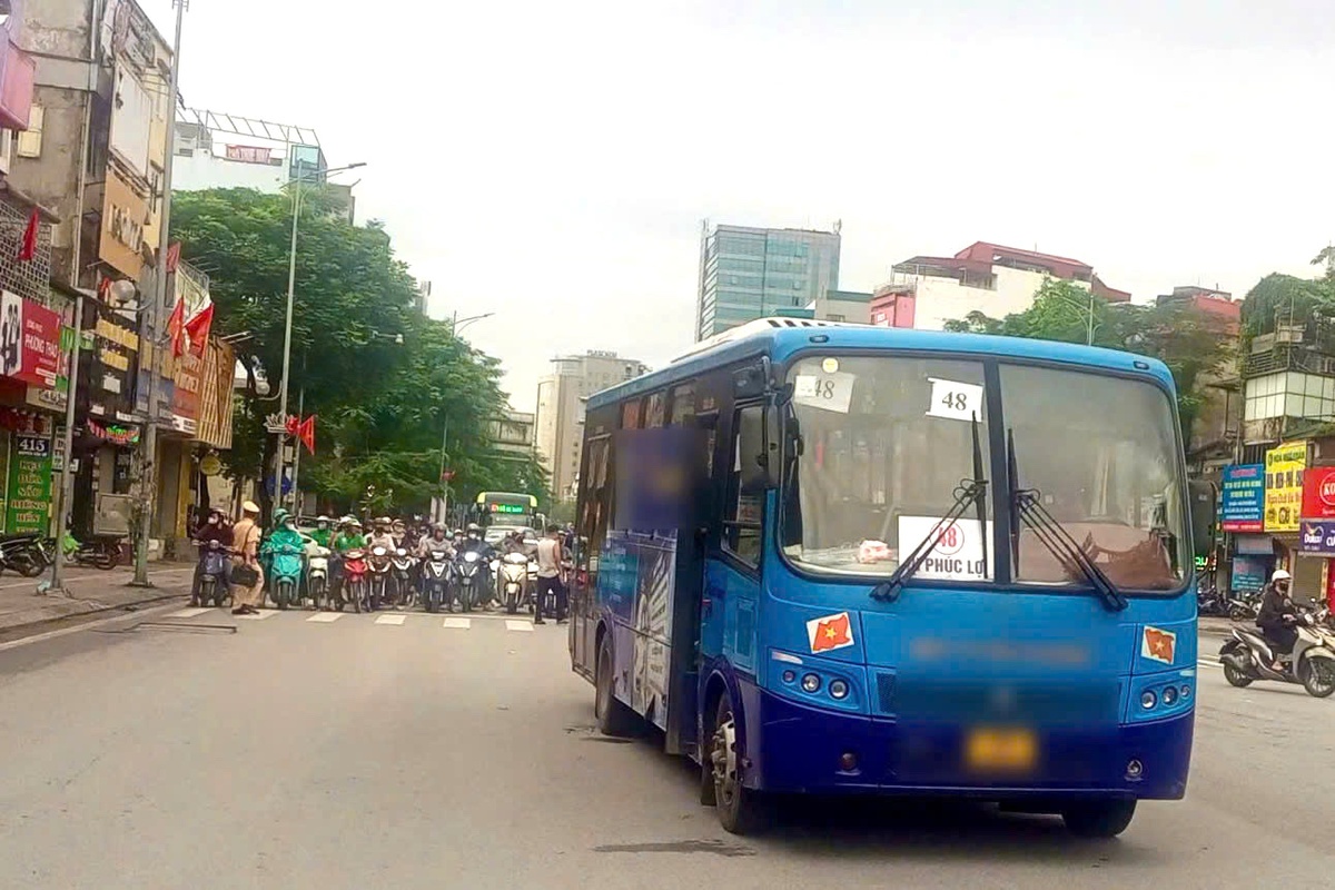 Vì sao người phụ nữ bị cuốn vào gầm xe buýt ở Hà Nội?