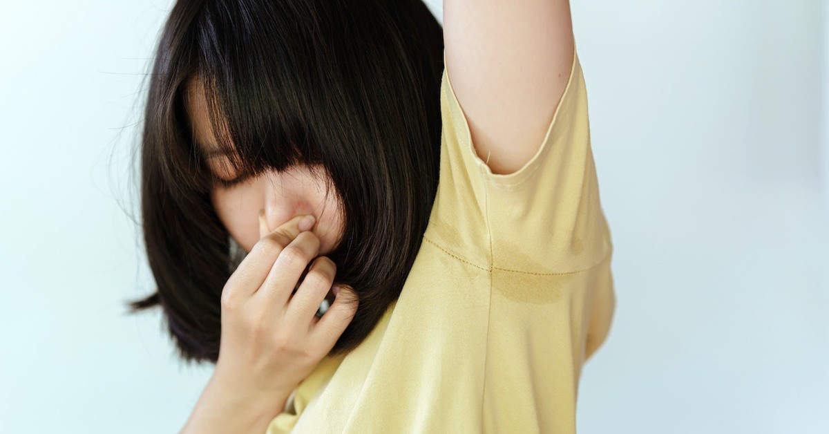 Tại sao nách vẫn hôi sau khi dùng lăn khử mùi? Dược sĩ tiết lộ: Có thể bạn dùng sai thời điểm!