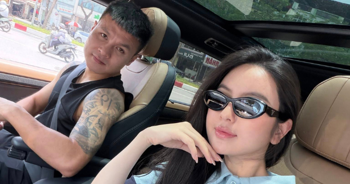 Quang Hải diện áo ba lỗ, lái xe 8 tỷ đưa Chu Thanh Huyền đi làm