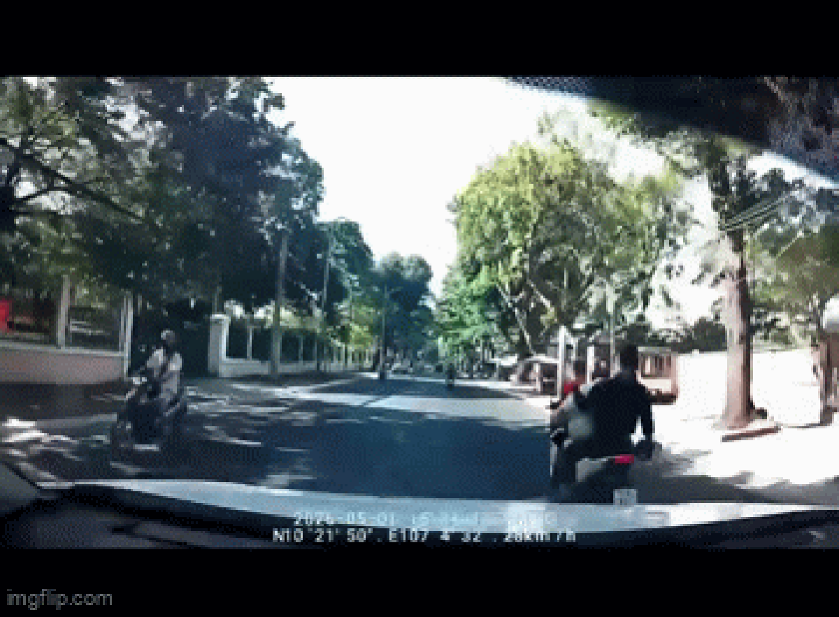 Clip nhóm thanh niên dùng nón bảo hiểm "táng" mạnh vào đầu khiến người đi đường ngã nhào: Bắt khẩn cấp 3 đối tượng