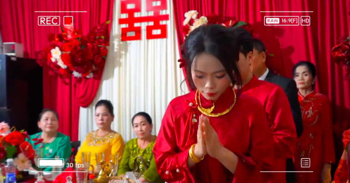 Clip cô dâu quá hồi hộp vái nhầm quay phim đám cưới khiến dân mạng cười bò
