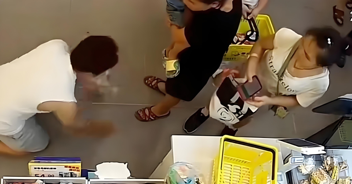 Con trai nói dối để lấy kẹo, người mẹ đôi co rồi ép chủ cửa hàng quỳ lạy xin lỗi: "Mẹ thế này, con hỏng cũng không lạ
