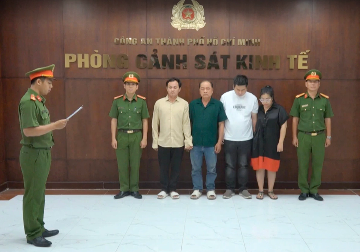 Bắt Trần Minh Thư - nữ giám đốc giám đốc công ty sản xuất "giấm ăn Hàn Quốc" từ axit công nghiệp