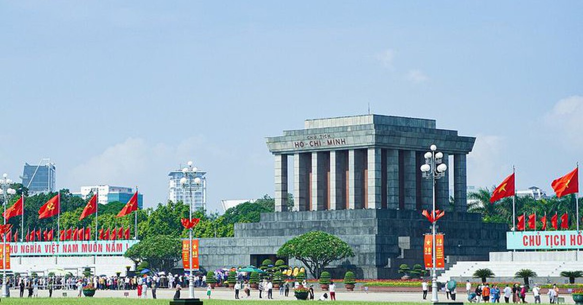Khách tham quan xúc động khi biết người dân tập thể dục ở Lăng Bác