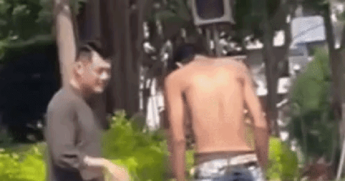 Nam thần đình đám mất trí vì mẹ ruột qua đời - bồ bỏ: Thân hình chỉ còn da bọc xương, đi lang thang quấy phá khắp phố
