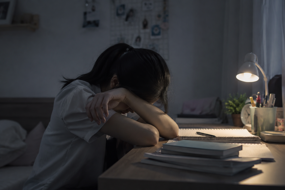 Áp lực bủa vây, nữ sinh lớp 10 chọn cách tự làm đau mình để giải tỏa