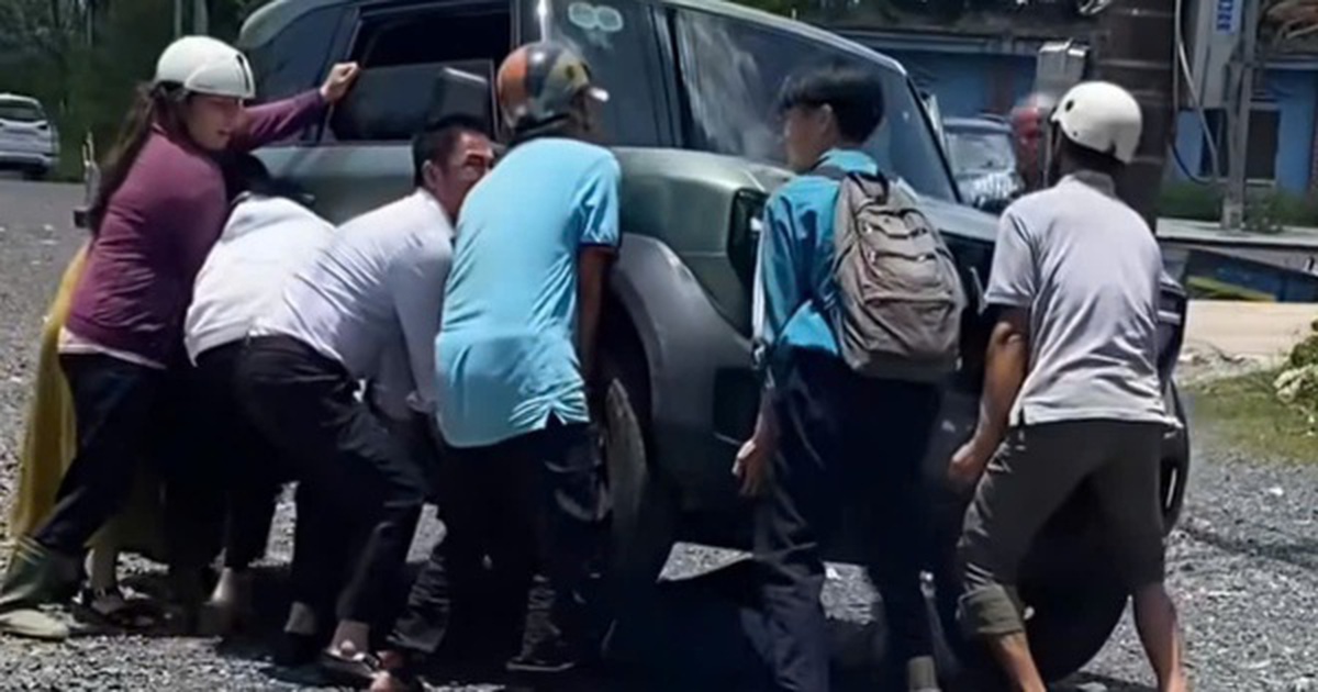 Khoảnh khắc người dân hợp sức nâng ô tô, cứu nữ...
