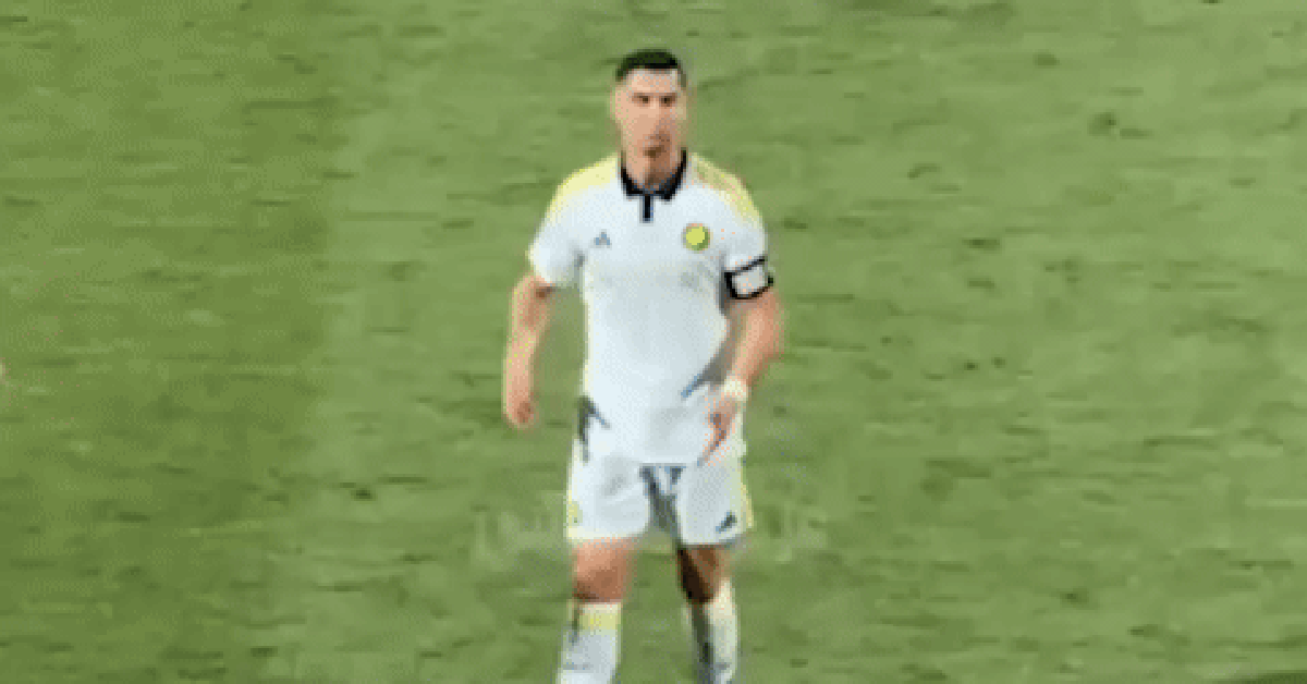 Nghe CĐV đối thủ đồng thanh hô “Messi, Messi”, Ronaldo làm động tác mỉa mai khiến anti-fan tức điên