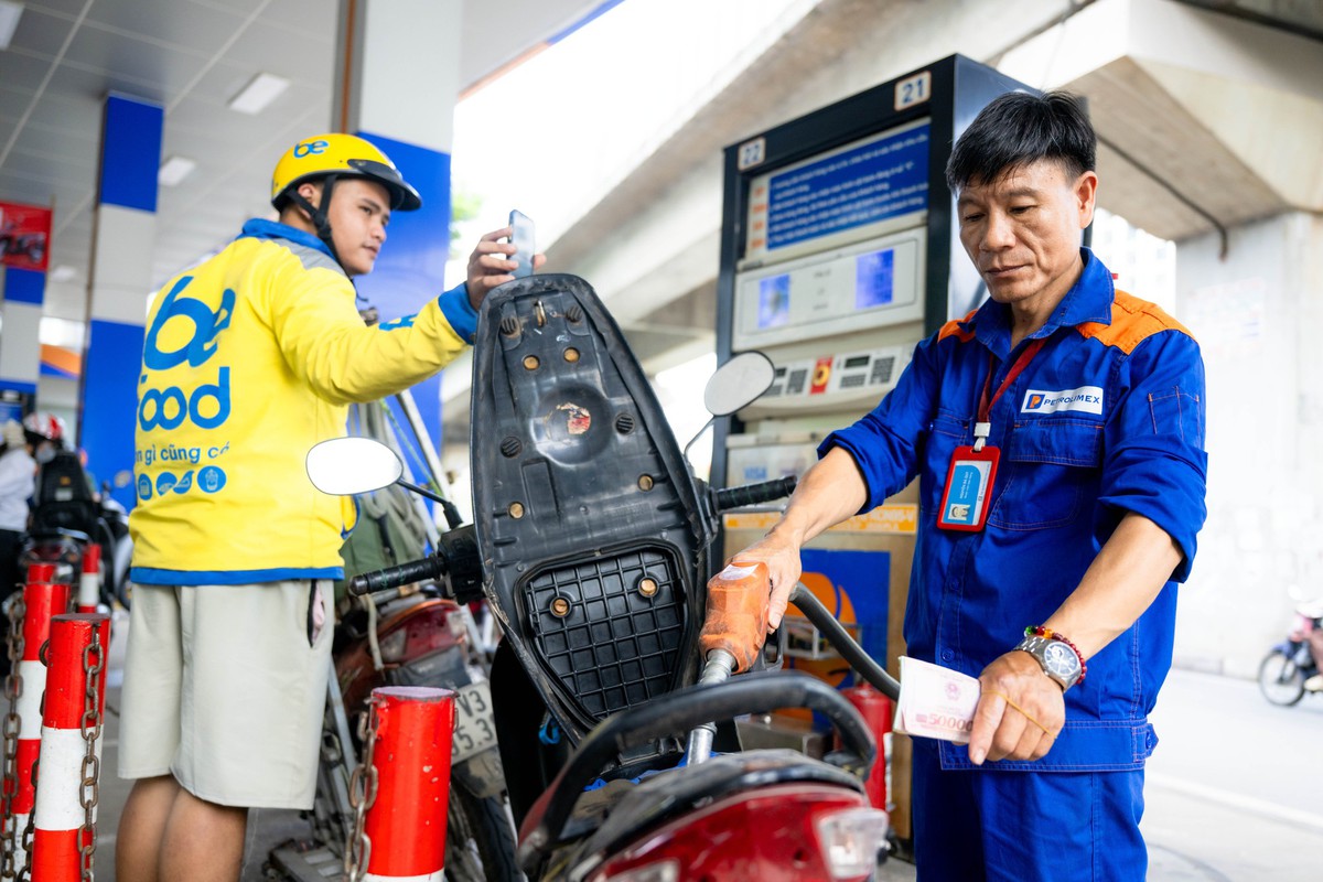Xăng E10 chính thức đến tay người tiêu dùng: Ghi nhận thực tế tại cửa hàng xăng dầu ở Hà Nội