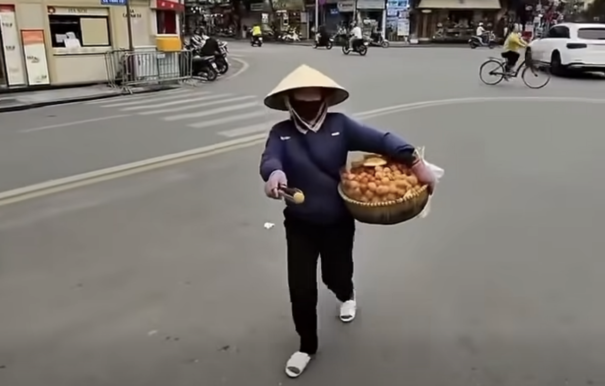 Xác minh người bán rong "chặt chém" khách Tây 430.000 đồng 10 chiếc bánh rán