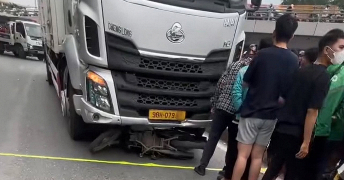 Hà Nội: Hiện trường vụ tai nạn khiến cô gái tử vong dưới gầm xe tải
