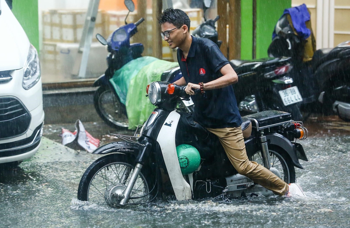 Dự báo thời tiết 15/6: Hà Nội ngày nắng nóng 36°C, chiều tối mưa rào và dông