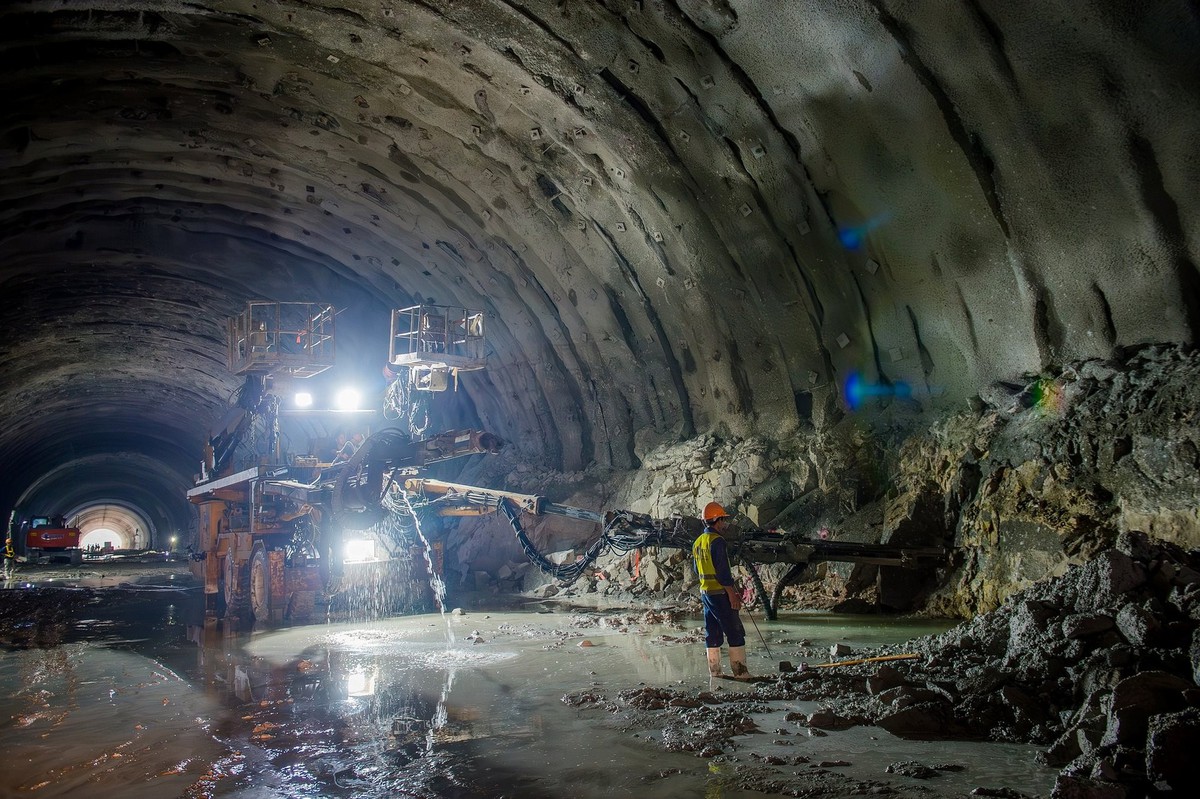 Trận chiến nghẹt thở cứu hầm xuyên núi dài nhất của tuyến cao tốc Bắc Nam khỏi nguy cơ sập đổ