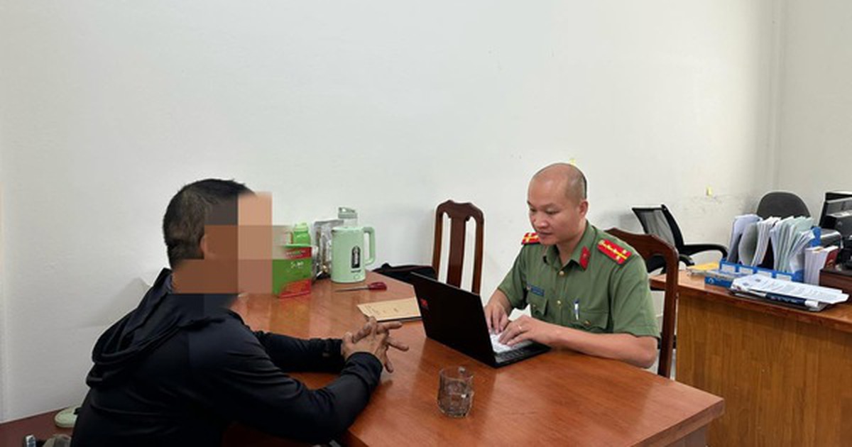 Công an làm việc với người đàn ông vì tương tác với trang Thoibao.de